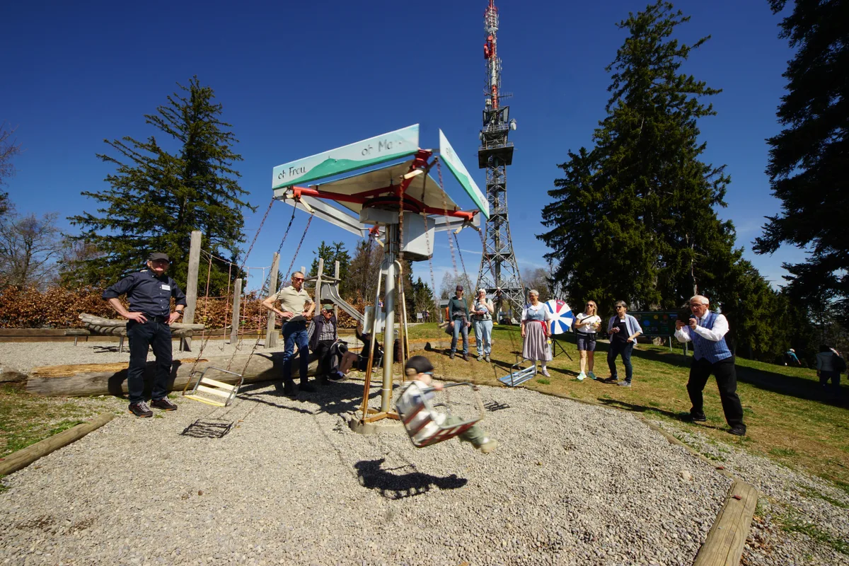 Der Spielplatz vereint neue und ältere Spielgeräte – und zieht Jüngere und Ältere an. Spielplatz auf dem Bachtel-Kulm.